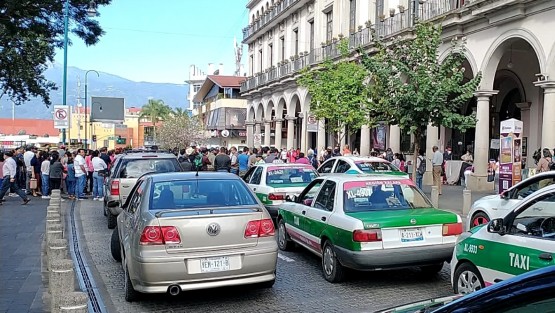 Al menos tres veces por mes Juan Piedra y su agremiados acuden a presionar a las autoridades municipales para pedir lo que se les ocurre, este día cerraron por algunos minutos la calle de Enriquez.