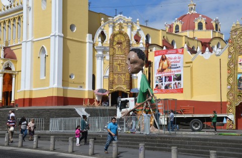 Finalmente hoy ya fue retirado el catrín gigante de la plaza Lerdo, con lo que se da por terminado el periodo de Día de Muertos y ahora a esperar la Navidad.