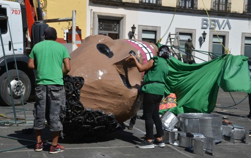 Finalmente hoy ya fue retirado el catrín gigante de la plaza Lerdo, con lo que se da por terminado el periodo de Día de Muertos y ahora a esperar la Navidad.