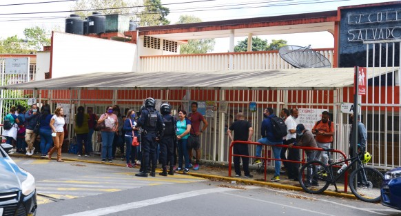 Al igual que otras escuelas la Salvador Díaz Mirón sigue tomada por maestros inconformes por la falta de pago de incremento salarial, aunque el gobernador Cuitláhuac García ya anunció que será hasta la segunda semana de Diciembre  cuando se liquide. La medida ha molestado a padres de familia, pues pese a ser un sector con demasiadas prestaciones, mantienen a los niños sin clases, después de 2 años de pandemia.                                                                                                                                                                                                                                                                                                                                                                                                                                                                                                                                                                                                                                                                                                      