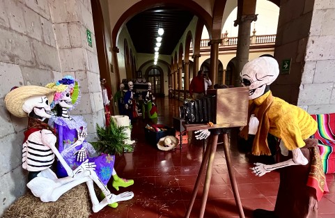 A guardar las calaveras del Palacio de Gobierno... hasta el año que viene.