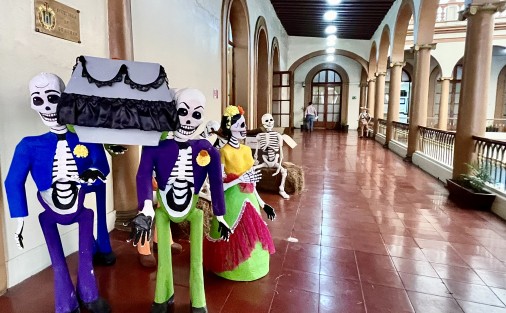 A guardar las calaveras del Palacio de Gobierno... hasta el año que viene.