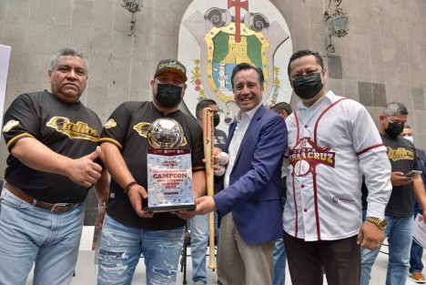 El deporte forma a las personas no sólo en la parte física. Si le apostamos a la formación integral del joven vamos a tener una sociedad mejor, afirmó el gobernador Cuitláhuac García Jiménez en referencia al plan que ha implementado durante su mandato.

 