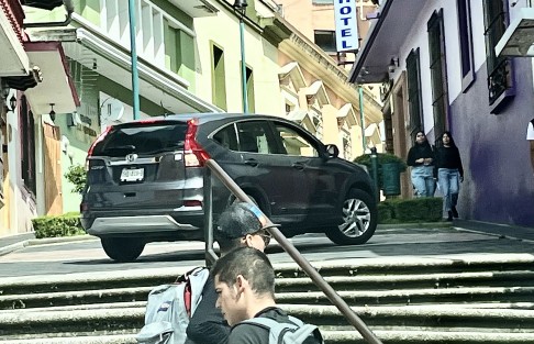 Mientras las grúas andan recolectando carros … así la vida en las calles peatonales.  
