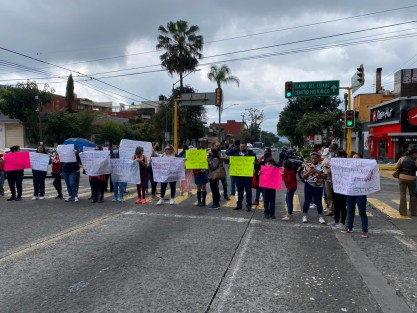 Con bloqueos de calles y plantón en la plaza Lerdo, grupo de maestros insisten en el pago inmediato de la nivelación salarial autorizado por el presidente Andrés Manuel López Obrador, antes del 28 de diciembre. 