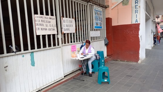 Pese al compromiso del Gobierno del Estado de liquidar los adeudos por incremento salarial a personal de educación, estos siguen invirtiendo en mantas y dejando a los alumnos sin clases.  