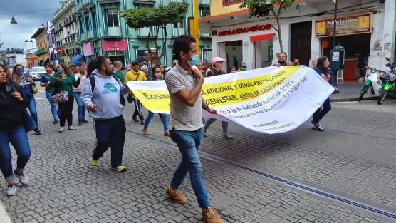 Pese al compromiso del Gobierno del Estado de liquidar los adeudos por incremento salarial a personal de educación, estos siguen invirtiendo en mantas y dejando a los alumnos sin clases.  