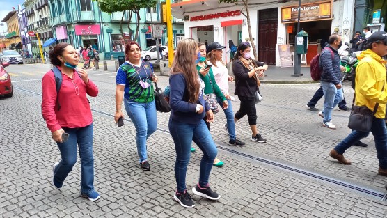 Pese al compromiso del Gobierno del Estado de liquidar los adeudos por incremento salarial a personal de educación, estos siguen invirtiendo en mantas y dejando a los alumnos sin clases.  