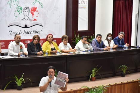La presidenta de la Mesa Directiva de la LXVI Legislatura, diputada Margarita Corro Mendoza, aseguró el compromiso del Congreso del Estado con la tarea emprendida por las brigadas denominadas Mujeres Insurgentes, al recibir en el Palacio Legislativo a la maestra Julieta Jiménez Torres, promotora de la lectura en el estado de Veracruz. 