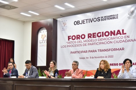 
En el auditorio Sebastián Lerdo de Tejada del Palacio Legislativo de Veracruz se realizó el foro denominado Los retos del modelo democrático en los procesos de participación ciudadana, impulsado por el diputado Genaro Ibáñez Martínez y que reunió a catedráticos, especialistas en la materia e investigadores