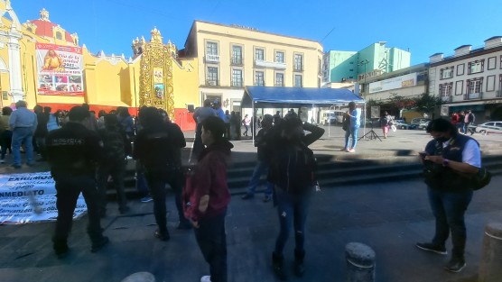 Profesores se plantaron desde temprano en Plaza Lerdo nuevamente, exigiendo a la de ya, el incremento salarial que gobierno federal otorgó en mayo, pero no remitió en recurso al estado. 