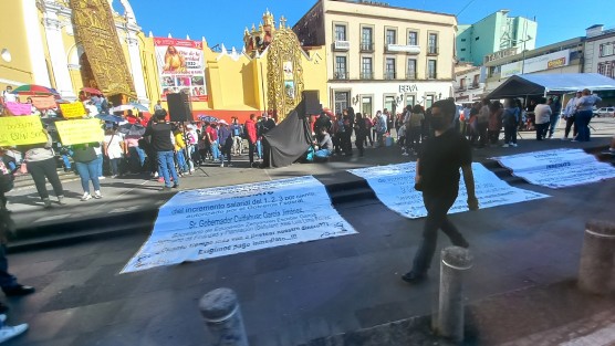 Profesores se plantaron desde temprano en Plaza Lerdo nuevamente, exigiendo a la de ya, el incremento salarial que gobierno federal otorgó en mayo, pero no remitió en recurso al estado. 