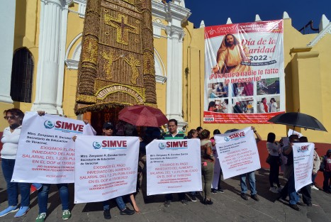 Cientos de maestros estatales se plantaron en plaza Lerdo de esta capital para exigir el pronto pago de su incremento salarial. Esta vez fueron acompañados por padres de familias que se sumaron a la protesta.