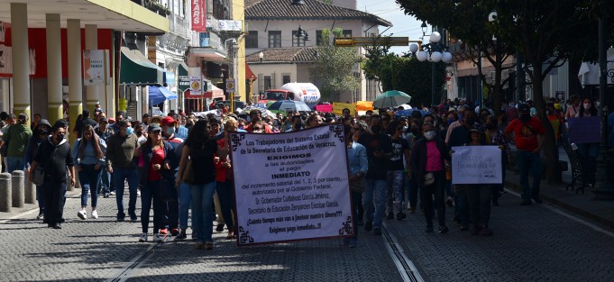 Cientos de maestros estatales se plantaron en plaza Lerdo de esta capital para exigir el pronto pago de su incremento salarial. Esta vez fueron acompañados por padres de familias que se sumaron a la protesta.