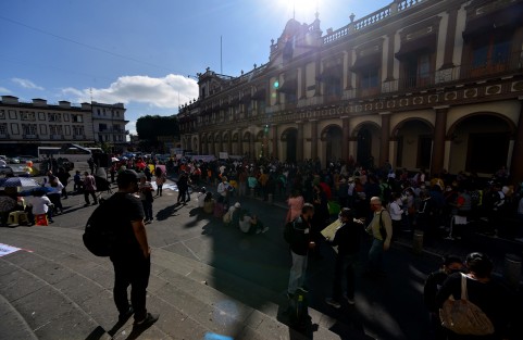Cientos de maestros estatales se plantaron en plaza Lerdo de esta capital para exigir el pronto pago de su incremento salarial. Esta vez fueron acompañados por padres de familias que se sumaron a la protesta.