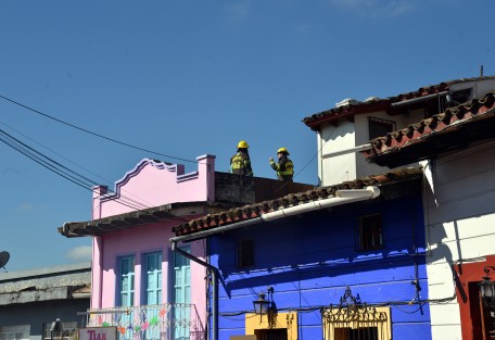 Un supuesto olor gas alertó a los vecinos del callejón de Rojas. Bomberos de la Ciudad y Protección Civil acudieron a verificar que todo estuviera  bien.  Por fortuna solo fue falsa alarma.