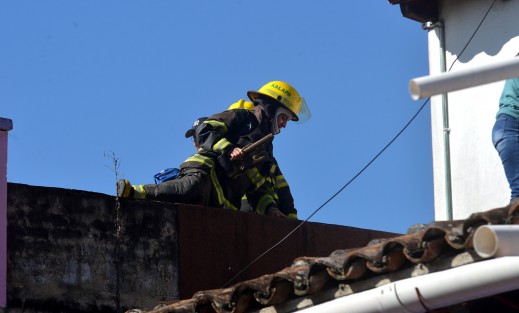 Un supuesto olor gas alertó a los vecinos del callejón de Rojas. Bomberos de la Ciudad y Protección Civil acudieron a verificar que todo estuviera  bien.  Por fortuna solo fue falsa alarma.