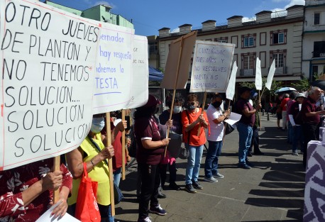 Como cada jueves desde hace varios meses, integrantes de AJUPIV llegaron a plaza Lerdo a manifestarse por falta de pago de aseguradoras. Cabe señalar que el adeudo no es en sí del Gobierno Estatal sino de las aseguradoras que en su momento fueron contratadas por cada administración.  
