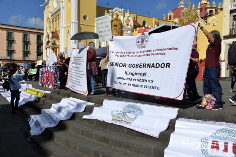 Como cada jueves desde hace varios meses, integrantes de AJUPIV llegaron a plaza Lerdo a manifestarse por falta de pago de aseguradoras. Cabe señalar que el adeudo no es en sí del Gobierno Estatal sino de las aseguradoras que en su momento fueron contratadas por cada administración.  