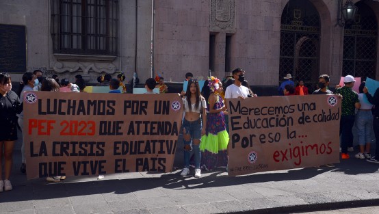 Integrantes del Frente Nacional de Estudiantes Revolucionarios Rafael Ramírez (FNERRR), se manifestaron en la ciudad de Xalapa para indicar que no están de acuerdo con el Presupuesto de Egresos de la Federación 2023.