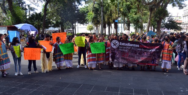 Integrantes del Frente Nacional de Estudiantes Revolucionarios Rafael Ramírez (FNERRR), se manifestaron en la ciudad de Xalapa para indicar que no están de acuerdo con el Presupuesto de Egresos de la Federación 2023.