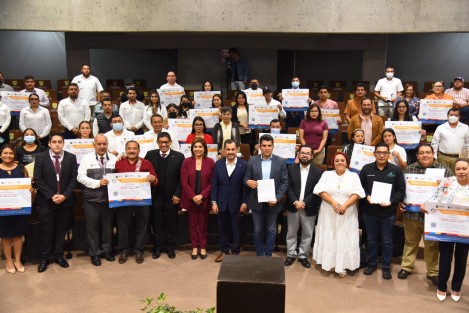 
En el auditorio Sebastián Lerdo de Tejada del Congreso del Estado se realizó el evento denominado Vinculación con autoridades municipales y sector empresarial para la prevención de riesgos sanitarios y transparencia operativa. 