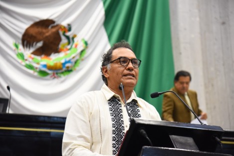 El diputado Marco Antonio Martínez Amador presentó al Pleno de la LXVI Legislatura una iniciativa  para establecer que a los justiciables miembros de pueblos indígenas y comunidades afromexicanas se garantizará el acceso a asistencia jurídica gratuita, a través de intérpretes y defensores que tengan conocimiento de su idioma y lengua.


