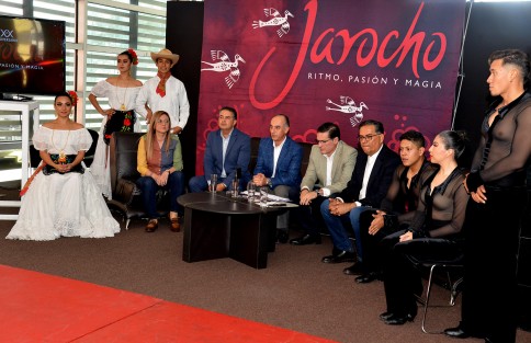 El jueves por la mañana, autoridades estatales y municipales de Turismo se dieron cita en el mezzanine del Teatro del Estado para presenciar el showcase del emblemático espectáculo Jarocho, ritmo, pasión y magia, donde se reveló el programa completo de este magnífico evento el cual se realizará el próximo 1 y 2 de Diciembre en la ciudad de Xalapa.