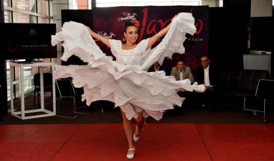 El jueves por la mañana, autoridades estatales y municipales de Turismo se dieron cita en el mezzanine del Teatro del Estado para presenciar el showcase del emblemático espectáculo Jarocho, ritmo, pasión y magia, donde se reveló el programa completo de este magnífico evento el cual se realizará el próximo 1 y 2 de Diciembre en la ciudad de Xalapa.