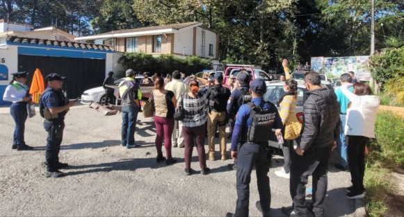 Durante la manifestación y bloqueos intermitentes de profesores en la carretera Xalapa-Briones rumbo al municipio de Coatepec, una profesora fue atropellada. Los cierres de la vialidad eran de cada 15 minutos, pero al momento de despejar el área, un conductor aceleró y aventó el coche a una maestra.

