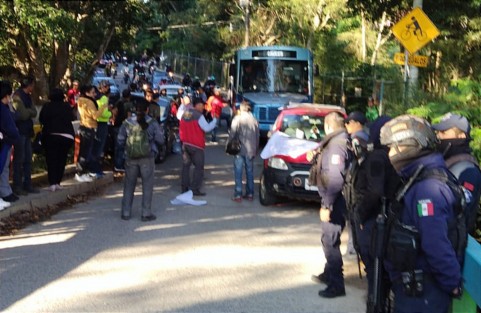 Durante la manifestación y bloqueos intermitentes de profesores en la carretera Xalapa-Briones rumbo al municipio de Coatepec, una profesora fue atropellada. Los cierres de la vialidad eran de cada 15 minutos, pero al momento de despejar el área, un conductor aceleró y aventó el coche a una maestra.

