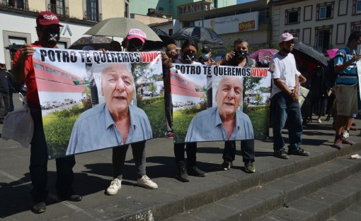 Familiares y amigos de Francisco Fernández Morales mejor conocido como El Potro se manifestaron en la plaza Sebastián Lerdo de Tejada la mañana de este viernes 11 de noviembre.