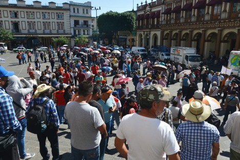 Familiares y amigos de Francisco Fernández Morales mejor conocido como El Potro se manifestaron en la plaza Sebastián Lerdo de Tejada la mañana de este viernes 11 de noviembre.