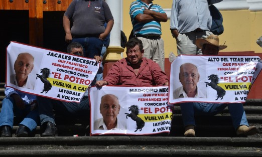Familiares y amigos de Francisco Fernández Morales mejor conocido como El Potro se manifestaron en la plaza Sebastián Lerdo de Tejada la mañana de este viernes 11 de noviembre.