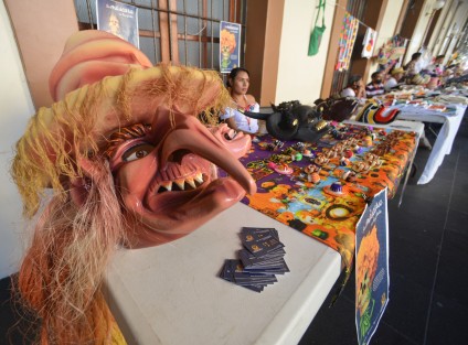 Todo el fin de semana habrá venta de artesanías hechas por manos veracruzanas. Si puede apoye a los artistas locales.