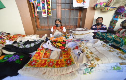 Todo el fin de semana habrá venta de artesanías hechas por manos veracruzanas. Si puede apoye a los artistas locales.