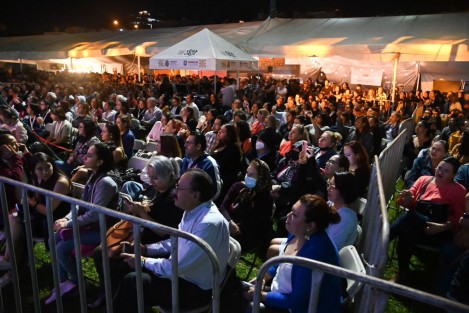 La noche de este viernes 11 de noviembre, se llevó a cabo la inauguración del evento cultural, artístico y empresarial <em>Soy la Fiesta Rumbo a los 100 años  del Estadio Xalapeño. Con la presencia de los secretarios de Desarrollo Económico y Portuario (Sedecop), Enrique Nachón; Desarrollo Social (Sedesol), Guillermo Fernández Sánchez; la Secretaría de Medio Ambiente (Sedema), Juan Carlos Contreras Bautista; así como el alcalde de Xalapa, Ricardo Ahued Bardahuil.


