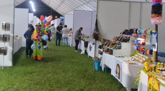 La noche de este viernes 11 de noviembre, se llevó a cabo la inauguración del evento cultural, artístico y empresarial <em>Soy la Fiesta Rumbo a los 100 años  del Estadio Xalapeño. Con la presencia de los secretarios de Desarrollo Económico y Portuario (Sedecop), Enrique Nachón; Desarrollo Social (Sedesol), Guillermo Fernández Sánchez; la Secretaría de Medio Ambiente (Sedema), Juan Carlos Contreras Bautista; así como el alcalde de Xalapa, Ricardo Ahued Bardahuil.

