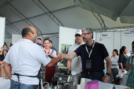 El titular de SEDECOP recorrió uno a uno los stands del evento Soy la fiesta, Rumbo a los 100 años del Estadio Xalapeño, que se realiza en el Campo Quirasco, y donde participan expositores certificados con la marca Hecho en Veracruz Oficial. Además en el recinto se presentan diversos grupos artísticos.