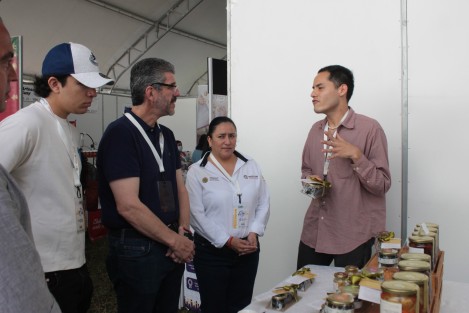 El titular de SEDECOP recorrió uno a uno los stands del evento Soy la fiesta, Rumbo a los 100 años del Estadio Xalapeño, que se realiza en el Campo Quirasco, y donde participan expositores certificados con la marca Hecho en Veracruz Oficial. Además en el recinto se presentan diversos grupos artísticos.