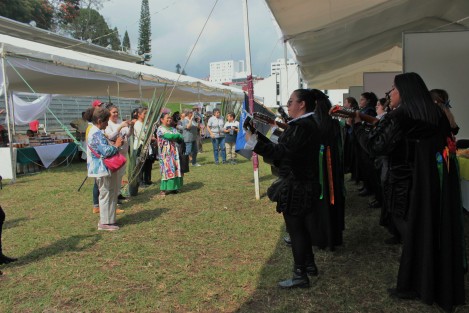 El titular de SEDECOP recorrió uno a uno los stands del evento Soy la fiesta, Rumbo a los 100 años del Estadio Xalapeño, que se realiza en el Campo Quirasco, y donde participan expositores certificados con la marca Hecho en Veracruz Oficial. Además en el recinto se presentan diversos grupos artísticos.