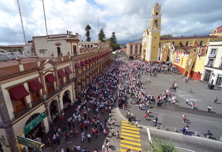 Cientos de ciudadanos marcharon desde el Teatro del Estado hasta la plaza Lerdo para mostrar su apoyo al INE.  
