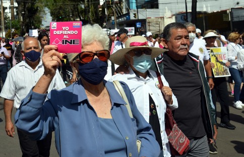 Cientos de ciudadanos marcharon desde el Teatro del Estado hasta la plaza Lerdo para mostrar su apoyo al INE.  