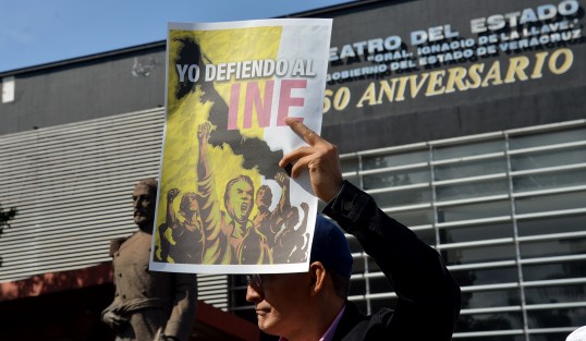 Cientos de ciudadanos marcharon desde el Teatro del Estado hasta la plaza Lerdo para mostrar su apoyo al INE. 