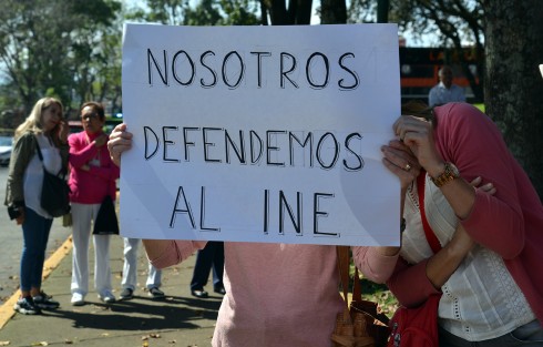 Cientos de ciudadanos marcharon desde el Teatro del Estado hasta la plaza Lerdo para mostrar su apoyo al INE. 