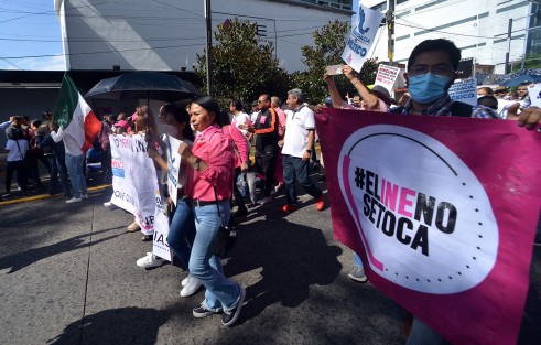Cientos de ciudadanos marcharon desde el Teatro del Estado hasta la plaza Lerdo para mostrar su apoyo al INE. 