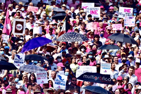 Ciudadanos marcharon pacífica y ordenadamente hacia la plaza Lerdo para manifestar su apoyo al INE 