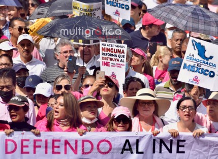 Ciudadanos marcharon pacífica y ordenadamente hacia la plaza Lerdo para manifestar su apoyo al INE 