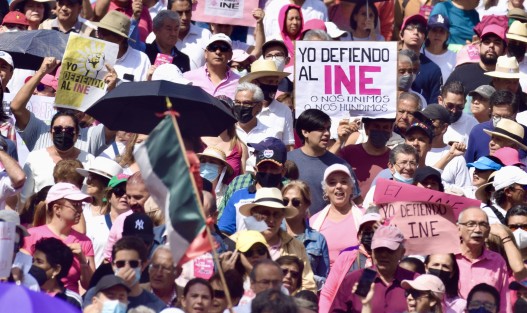 Ciudadanos marcharon pacífica y ordenadamente hacia la plaza Lerdo para manifestar su apoyo al INE 
