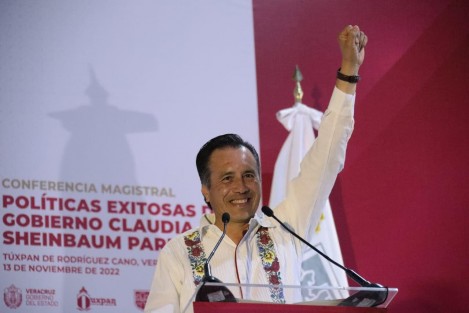 México y Veracruz viven tiempos de definiciones ante el constante ataque de la oposición, expresó el gobernador Cuitláhuac García Jiménez a cientos de personas reunidas en la Unidad Deportiva Enrique Valdés Constantino, de Tuxpan, Ver..